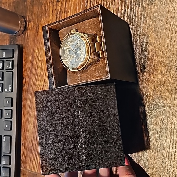 Michael Kors Gold Logo watch - Picture 2 of 9